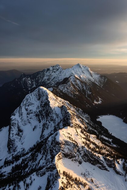 Luftbild des kanadischen Rocky Mountain Landschaftssonnenuntergangs