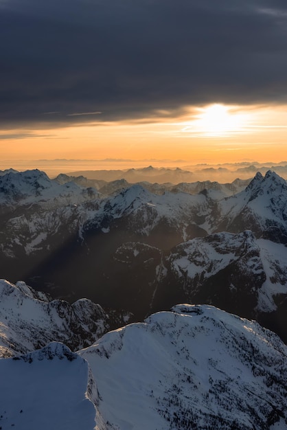 Luftbild des kanadischen Rocky Mountain Landschaftssonnenuntergangs