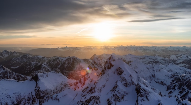 Luftbild des kanadischen Rocky Mountain Landschaftssonnenuntergangs