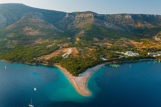 Luftbild des Strandes Zlatni Rat auf der Insel Brac, Kroatien
