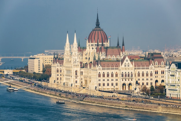Luftbild des ungarischen Parlamentsgebäudes und Donauufer