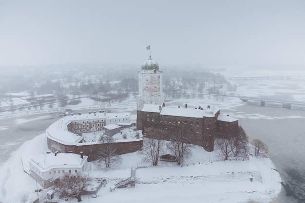 Luftbild des winterschneebedeckten historischen Stadtzentrums von Wyborg