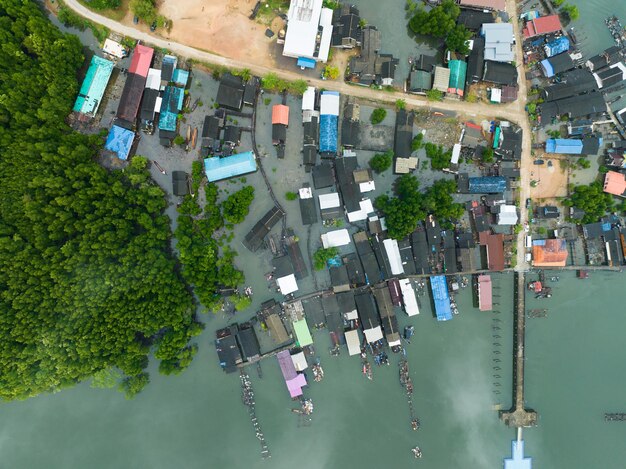 Luftbild Draufsicht auf das Fischerdorf mit Fischerbooten und Hausdach am Pier in Phangnga Thailand Panorama High Angle View