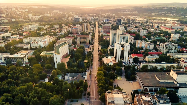 Luftbild-Drohne-Ansicht der Innenstadt von Chisinau Panorama-Ansicht mehrerer Gebäude Parlamentspräsidentschaft