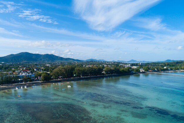 Luftbild-Drohne-Aufnahme des tropischen Meeres am Rawai Beach Phuket Thailand Schöne Landschaft Andamanensee und kleine Insel in der Sommersaison Schöner Reisehintergrund und Website-Design-Naturansicht.