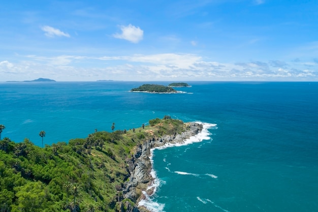 Luftbild-Drohne-Aufnahme von Panorama Laem Promthep Cape, schöne Landschaft Andamanensee in der Sommersaison, Phuket, Thailand Schöner Reisehintergrund und Website-Design-Naturhintergrund.