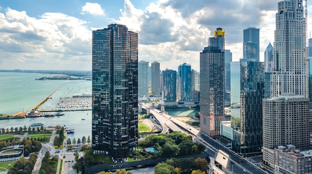 Luftbild-Drohnenansicht der Chicagoer Skyline von oben, Wolkenkratzer der Innenstadt von Chicago und Stadtbild des Michigansees, Illinois, USA