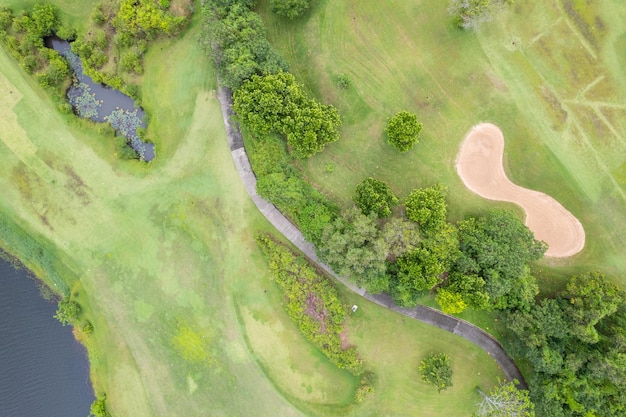 Luftbild-Drohnenaufnahme des schönen grünen Golffeld-Fairways und Putting Green Top-Down-Bild für Sporthintergrund und Reisenaturhintergrund Erstaunliche Aussicht