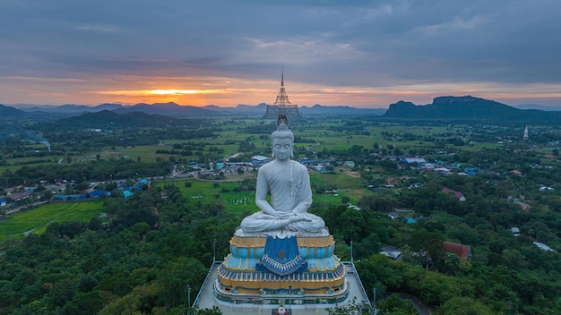 Luftbild einer großen Buddha-Statue im Tempel Wat Nong Hoi in Ratchaburi Thailand