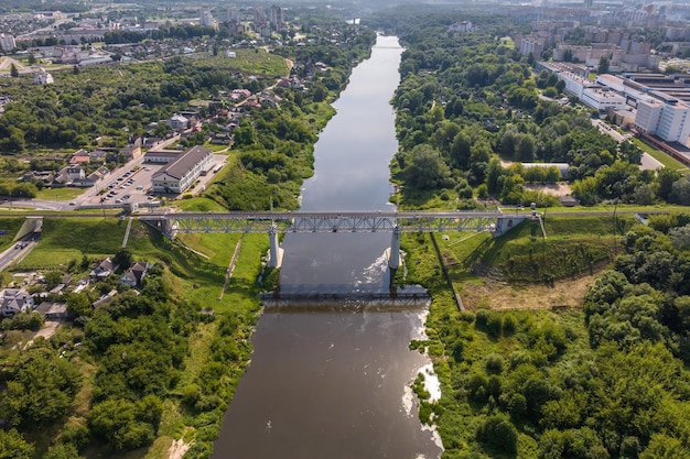 Luftbild einer riesigen Brücke zwischen zwei Ufern und städtischen Gebieten