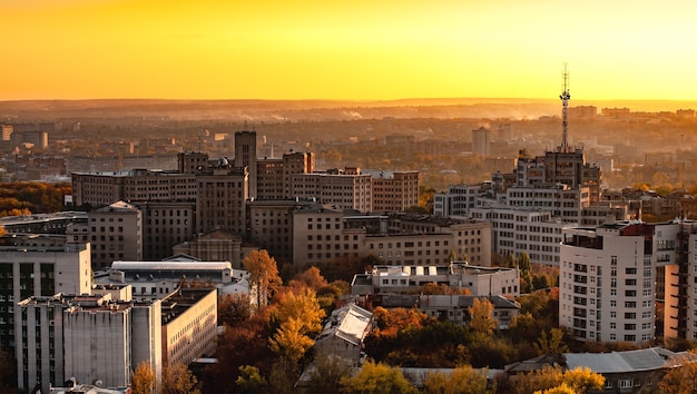 Luftbild einer Stadt mit Hochhäusern Straßen und Baustellen