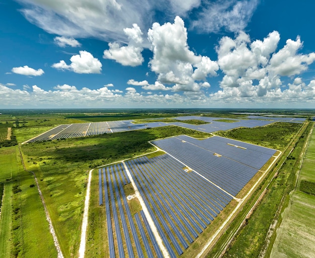 Luftbild eines großen nachhaltigen Kraftwerks mit vielen Reihen von Photovoltaikmodulen zur Erzeugung sauberer elektrischer Energie Erneuerbarer Strom mit emissionsfreiem Konzept