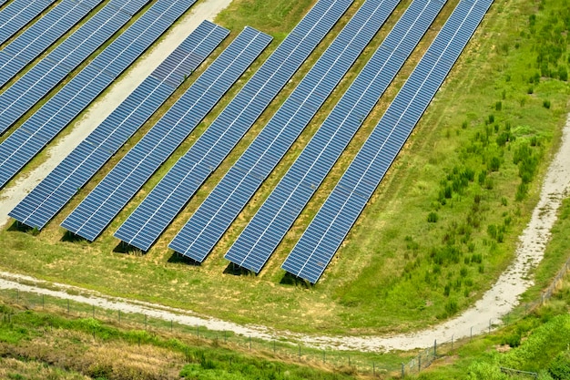 Luftbild eines großen nachhaltigen Kraftwerks mit vielen Reihen von Photovoltaikmodulen zur Erzeugung sauberer elektrischer Energie Erneuerbarer Strom mit emissionsfreiem Konzept