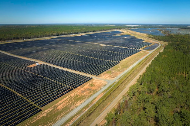 Luftbild eines großen nachhaltigen Kraftwerks mit vielen Reihen von Photovoltaikmodulen zur Erzeugung sauberer elektrischer Energie Erneuerbarer Strom mit emissionsfreiem Konzept