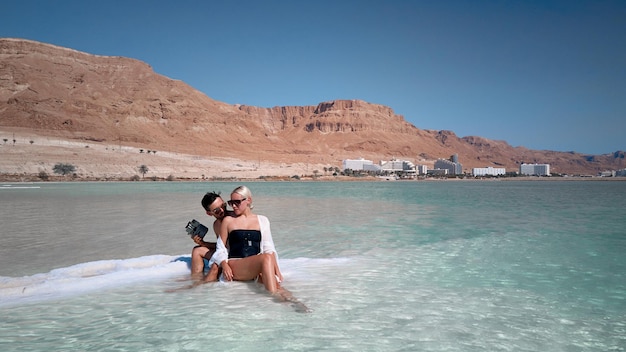 Luftbild eines Paares an einem Strand des Toten Meeres in Israel hochwertiges Foto