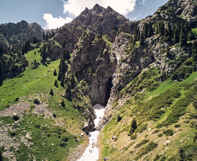 Foto luftbild eines paares im berggletscher