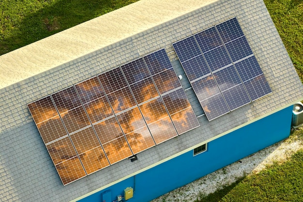 Luftbild eines typischen amerikanischen Gebäudedachs mit Reihen blauer Photovoltaik-Solarmodule zur Erzeugung sauberer ökologischer elektrischer Energie Erneuerbarer Strom mit Null-Emissions-Konzept