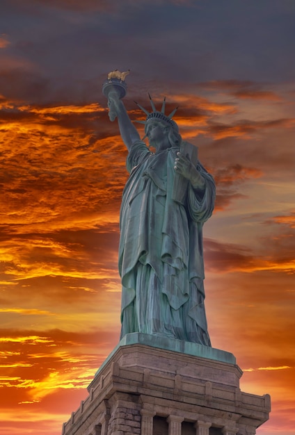 Luftbild Freiheitsstatue bei Sonnenuntergang in New York City, USA.