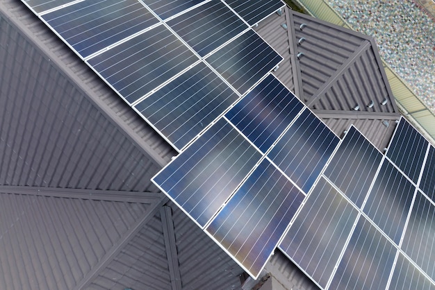 Luftbild Gebäudedach mit Reihen blauer Photovoltaik-Solarmodule zur Erzeugung sauberer ökologischer elektrischer Energie Erneuerbare Elektrizität mit Null-Emissions-Konzept