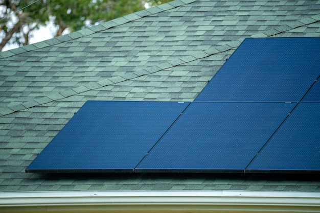Luftbild Gebäudedach mit Reihen blauer Photovoltaik-Solarmodule zur Erzeugung sauberer ökologischer elektrischer Energie Erneuerbare Elektrizität mit Null-Emissions-Konzept