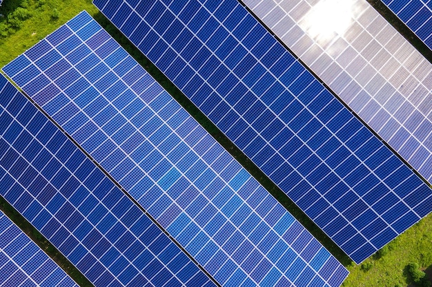 Luftbild-Gebäudedach mit Reihen von Photovoltaik-Solarzellen zur Erzeugung sauberer ökologischer elektrischer Energie. Erneuerbarer Strom mit Null-Emissions-Konzept.