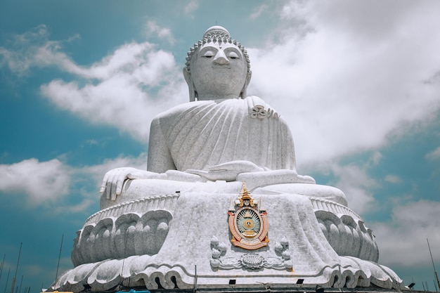 Luftbild Großer Buddha von Phuket Thailand Höhe: 45 m auf dem Gipfel des Berges, weiße Statue