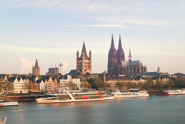 Luftbild Köln über dem Rhein mit Kreuzfahrtschiff am Morgen in Köln, Deutschland.