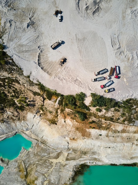 Luftbild-LKWs in der Nähe von Steinbruchabbau Porzellan-Ton-Kaolin