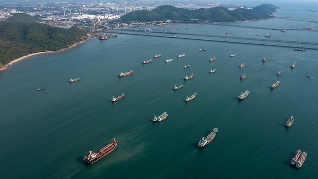 Luftbild Öltanker Gastanker vor der Küste auf offener See Frachtschiff der Raffinerieindustrie Ölprodukttanker und LPG-Tanker bei Meerblick von oben Luftbild Öltanker Schiff Schiff