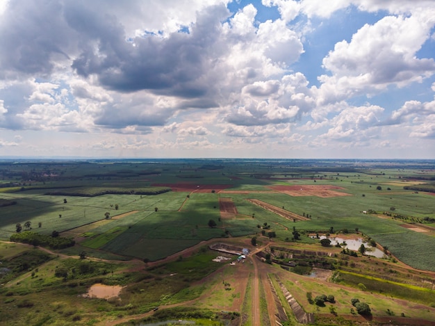 Luftbild malerische Landschaft des Stausees und des Waldes