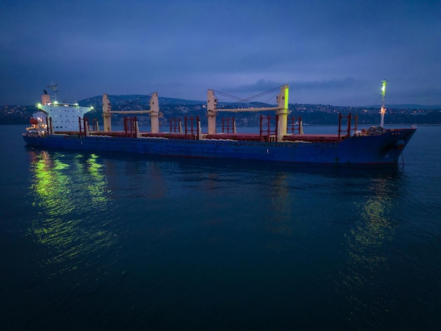 Luftbild-Massengutschiff auf dem Meer bei Nacht