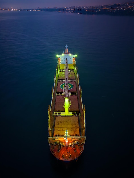 Luftbild-Massengutschiff auf dem Meer bei Nacht