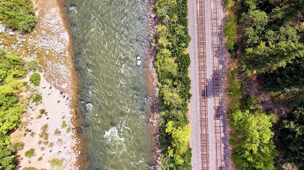 Luftbild mit Blick auf Fluss- und Bahngleise