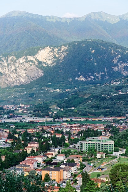 Luftbild mit Landschaft der Stadt Arco am Felsen im Sarca-Tal in der Nähe des Gardasees im Trentino in Italien. Landschaft mit Stadtbild und Berg in der Altstadt von Arco in Trient in der Nähe von Riva del Garda. Draussen