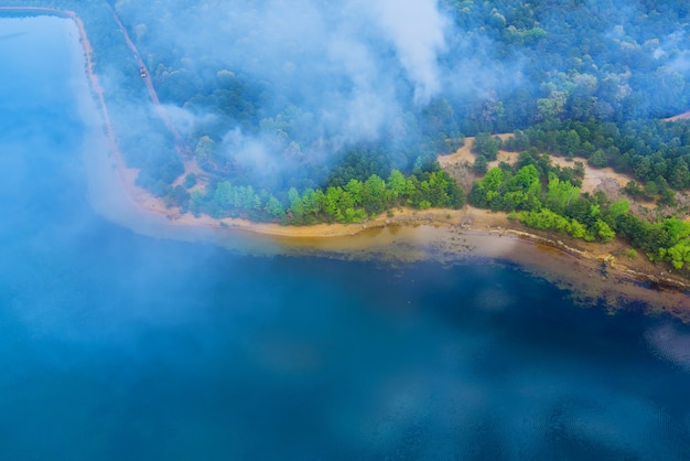 Luftbild mit Panorama-Lauffeuer brennt Bäume rauchen Feuer Trockengraswald in Kalifornien USA