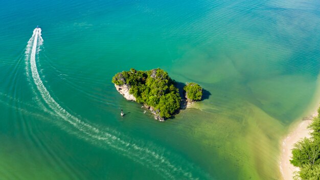 Luftbild Naturlandschaft kleine Insel und Touristenboot segeln am Meer