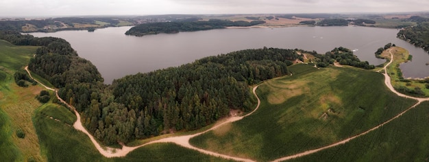Luftbild Panorama der grünen Maisfelder im Sommerwald und der ländlichen Landschaft des blauen Sees