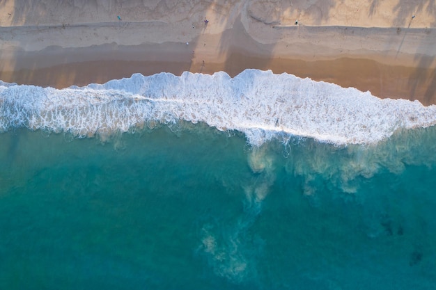 Luftbild Sandstrand und Wellen Schönes tropisches Meer am Morgen Sommersaisonbild von Luftbilddrohne erschossen Hochwinkelansicht Meereswellen von oben nach unten