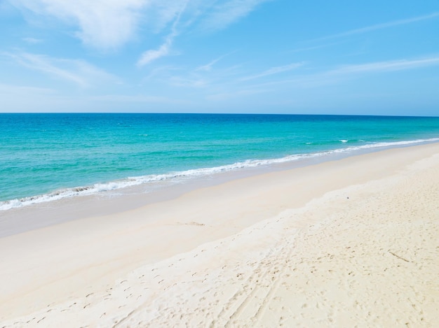 Luftbild Schöner Strand Meer in der Sommersaison Aufnahmen von DrohnenkameraErstaunlicher Meeresozean-Himmelshintergrund