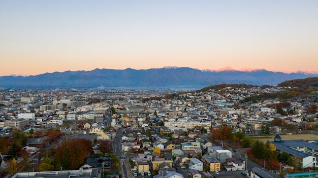 Foto luftbild sonnenaufgang von matsumoto castle in nagano city, japan.