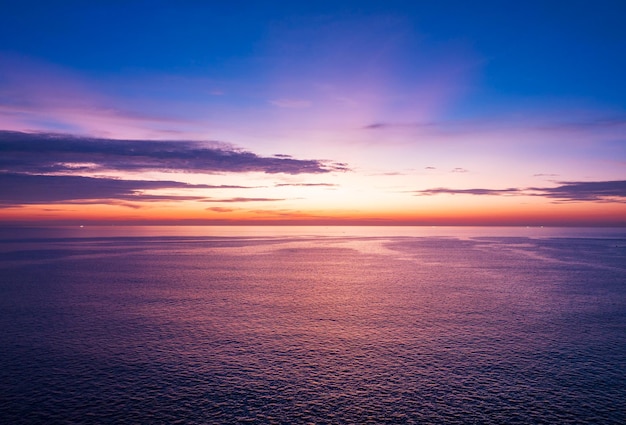 Luftbild Sonnenuntergang Himmel Natur schön Licht Sonnenuntergang oder Sonnenaufgang über dem Meer Bunte dramatische majestätische Landschaft Himmel mit erstaunlichen Wolken und Wellen im Sonnenuntergang Himmel lila Licht Wolkenhintergrund