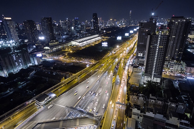 Luftbild Straßenverkehr Transport und Stadt in Bangkok bei Nacht