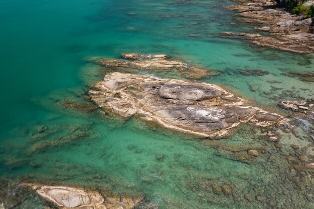 Luftbild Top-down-Küste schaukelt Meeresoberfläche an sonnigem Tag Guter Wettertag Sommerhintergrund