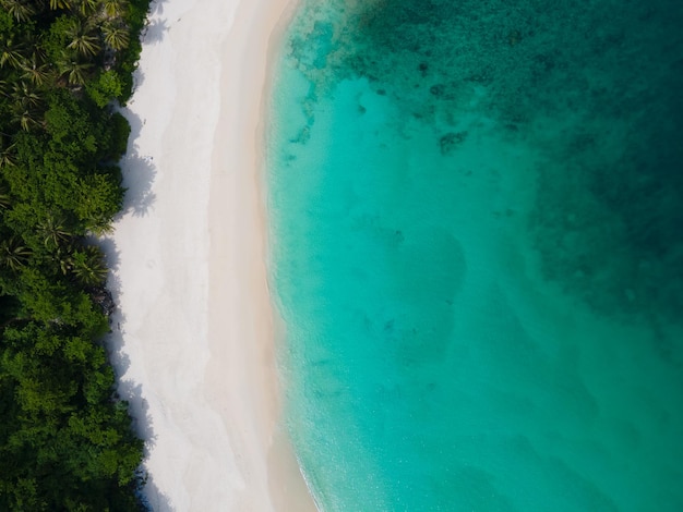 Luftbild tropischer Strand und Meer Top-down-Ansicht der Drohne Andamanensee Phuket Thailand