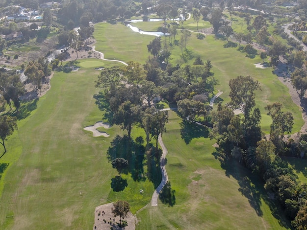 Luftbild über dem golfplatz. großer und grüner rasengolfplatz in südkalifornien. vereinigte staaten von amerika