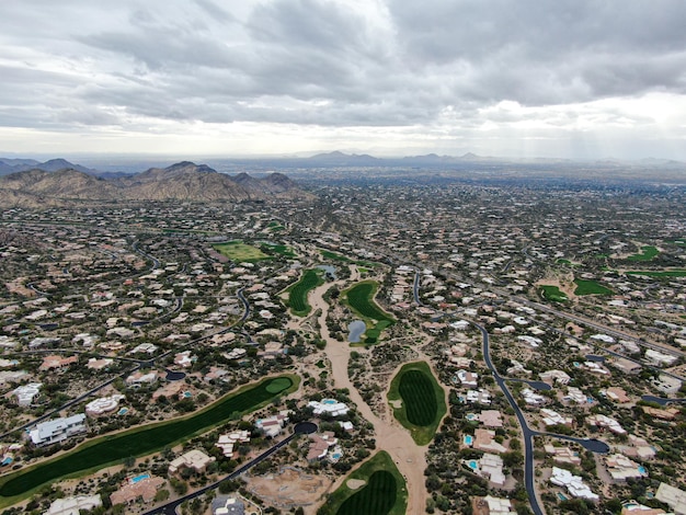 Luftbild über dem Golfplatz und gehobenen Luxusimmobilien in Scottsdale, Phoenix, Arizona