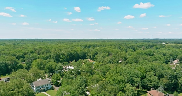 Luftbild über der kleinen amerikanischen Provinzstadt zwischen dem Wald in Monroe, New Jersey, USA