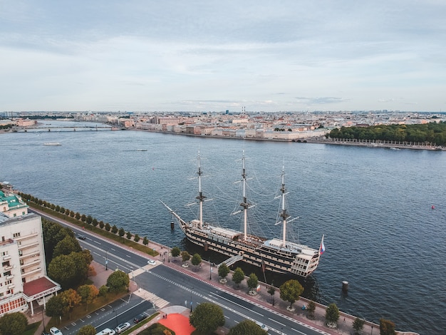 Luftbild Vintage Fregatte Segelschiff. St. Petersburg, Russland. Flatley