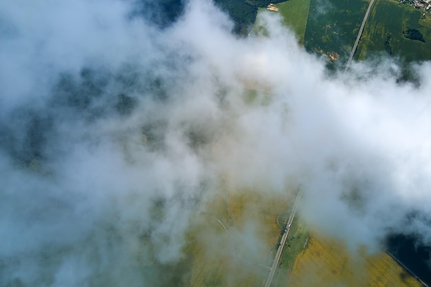 Luftbild vom Flugzeugfenster in großer Höhe der Erde, bedeckt mit weißen, geschwollenen Kumuluswolken