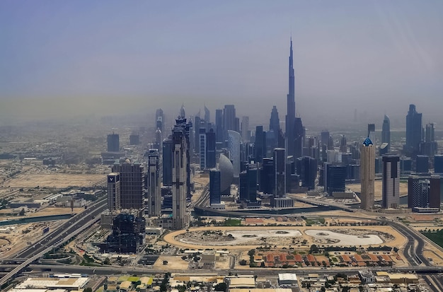 Luftbild vom Helikopter auf die Skyline von Dubai und den Burj Khalifa